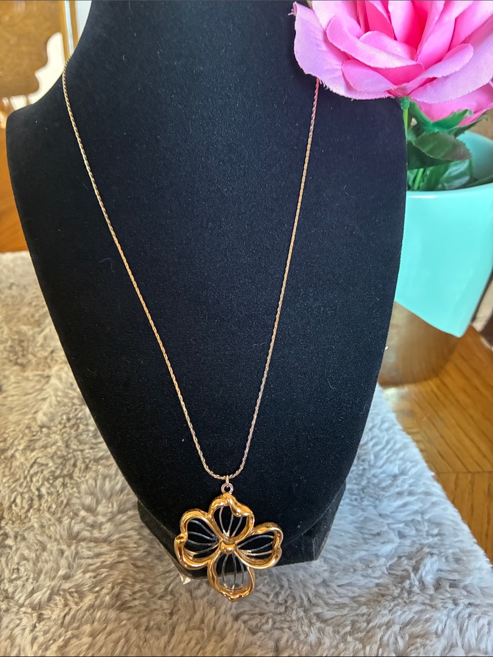 Elegant Gold Four-Leaf Flower Pendant Necklace for Women Avon